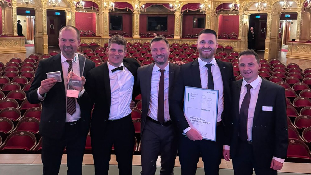 Páni Matthias Haffner a Dávid Smitek, nositelia ceny Schaeffler Award 2025 v kategórii Excellence, zľava Miroslav Janota, Matthias Haffner, Milan Jurky, Dávid Smitek, Daniel Pecko