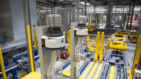Autonómne čiastočné systémy zospovedajú v novom skladovom a distribučnom systéme Schaeffler za spoľahlivý tok materiálu.