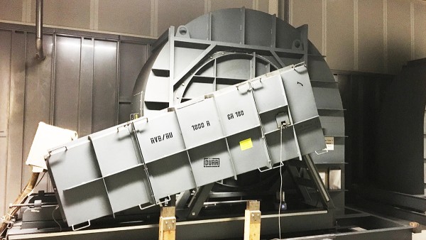 Radiálny ventilátor s remeňovým pohonom v oblasti odpadového vzduchu lakovacej linky